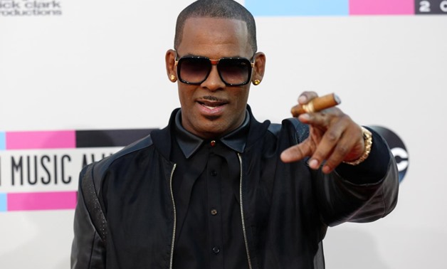FILE PHOTO: Singer R. Kelly arrives at the 41st American Music Awards in Los Angeles, California November 24, 2013. REUTERS/Mario Anzuoni/File Photo
