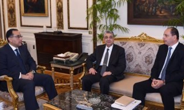 Prime Minister Mostafa Madbouli (l), Minister of Electricity and Renewable Energy Mohamed Shaker (center), and Zarou Group CEO Sameh Shenouda in a meeting at the Cabinet’s headquarters in Cairo, Egypt. February 19, 2019. Press Photo. 