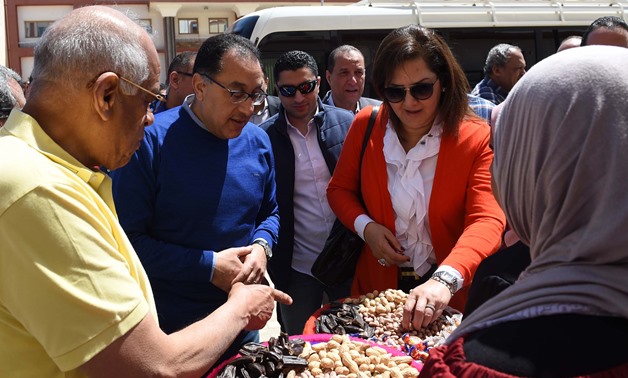 Parliament Speaker Ali Abdel Aal (L), Prime Minister Mostafa Madbouly and Hala el-Saeef (R) during a tour in Aswan after the Arab-African Youth Forum ended - Press photo