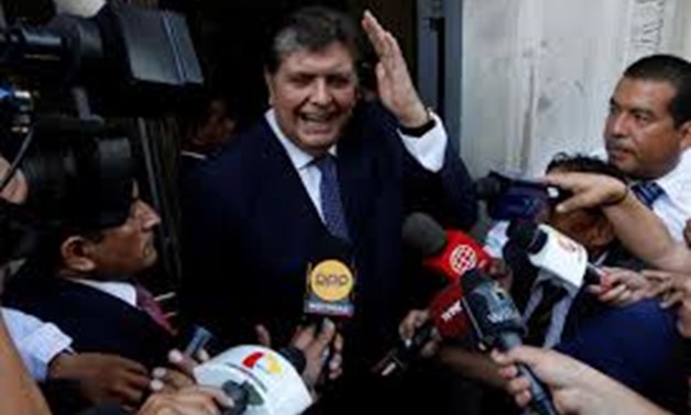 FILE PHOTO: Former president of Peru Alan Garcia arrives to the National Prosecution office to testify in Odebrecht case in Lima, Peru February 16, 2017. REUTERS/Guadalupe Pardo/File Photo

