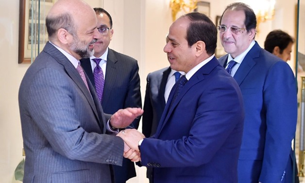 Jordanian Prime Minsiter Omar al-Razzaz (L) shakes hands with Egypt's President Abdel Fatah al-Sisi (R) - Press photo 