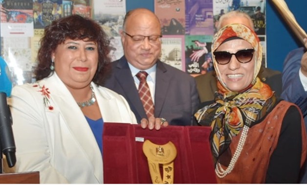 Minister of Culture honoring Huda Mahfouz - Press Photo