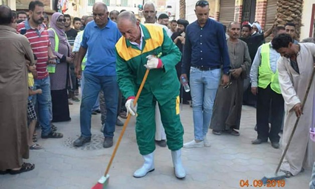 Head of Egypt's charming Red Sea governorate Ahmed Abdullah showed up in a street cleaning suit - Press photo