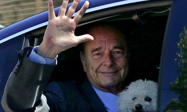 FILE PHOTO: French President Jacques Chirac waves from his car as he arrives at the presidential retreat of Bregancon near Toulon, southern France, August 2, 2006. Picture taken August 2, 2006. REUTERS/Philippe Laurenson/File Photo