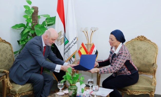 Spanish Ambassador to Cairo Ramón Gil Casares and Minister of Environment Yasmine Fouad - Press Photo
