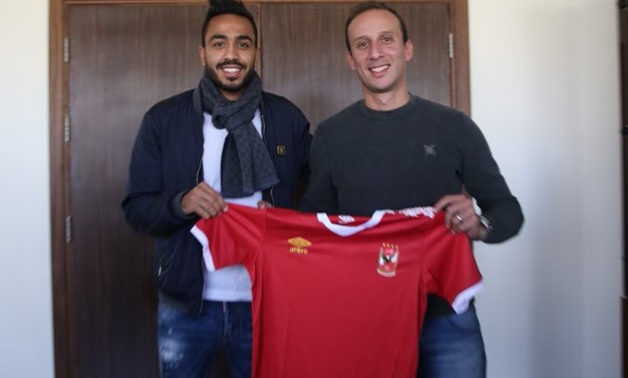 Mahmoud Kahraba and Al-Ahly sporting director, Amir Tawfik, hold the shirt of the club 