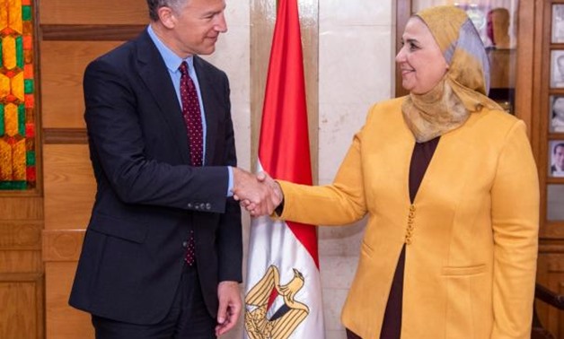 PRESS: (R) Social Solidarity Minister Nevin el Qabbaj shaking hands with (L) US ambassador to Cairo, Jonathan Cohen