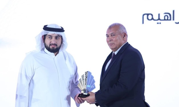 New Valley governor (R) receives Sheikh Mohammed bin Rashid Al Maktoum Knowledge Award - Press photo