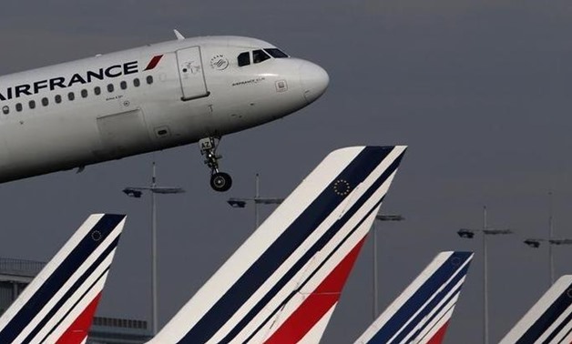 An Air France Airbus A321 aircraft takes off at the Charles de Gaulle International Airport in Roissy, near Paris, October 27, 2015. REUTERS/Christian Hartmann

