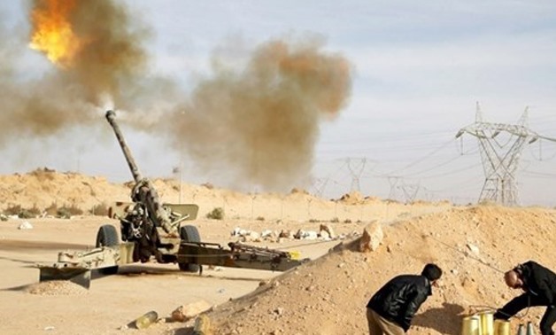 Fajr Libya fighters fire an artillery cannon at ISIS militants near Sirte, Libya March 19, 2015. Photo: REUTERS.