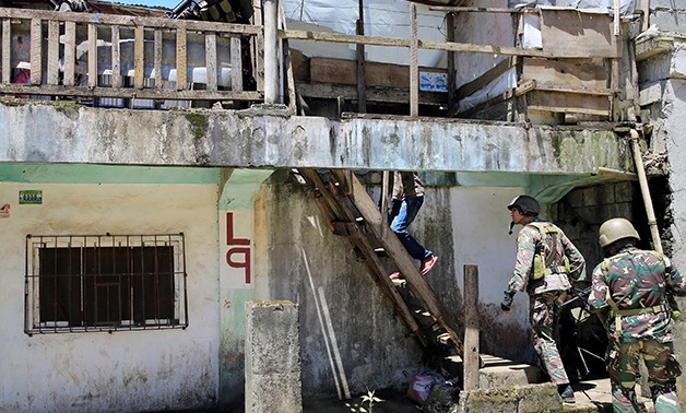 Government soldiers search a house for Maute group insurgents, while conducting a security inspection in Marawi City, Philippines June 17, 2017. REUTERS/Romeo Ranoco