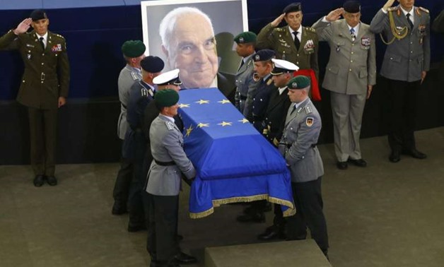 German soldiers carrying the coffin of late former German Chancellor Helmut Kohl during of a memorial ceremony at the European Parliament in Strasbourg, France on July 1, 2017.PHOTO: REUTERS