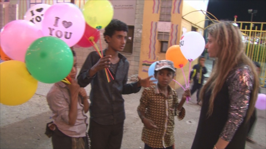 من أمام ملاهى صيرة اليمنية مازال أطفال اليمن يقاومون إجرام الحوثيين بالابتسامة