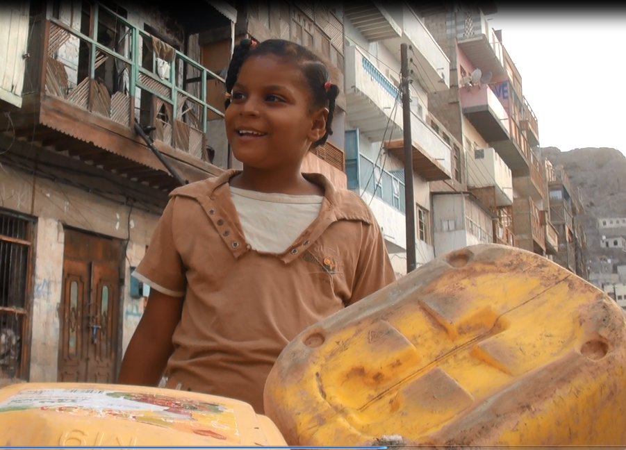 الاطفال فى اليمن يغلبون المعاناة بالابتسامة