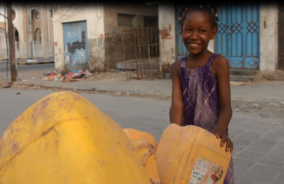طفلة يمينة تذهب لملا جراكن المياه ومازالت تبتسم رغم المعاناة