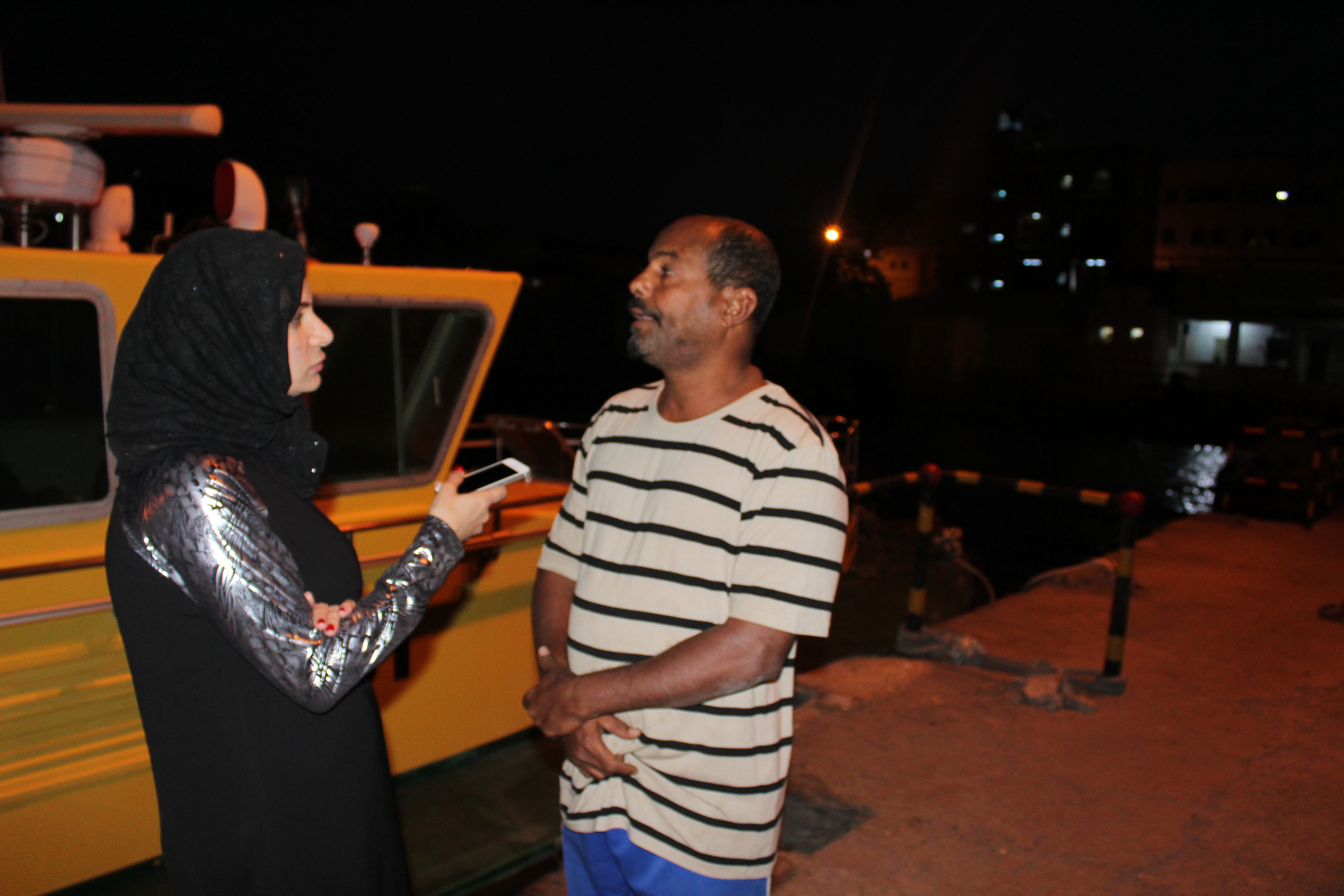 محررة اليوم السابع داخل ميناء التواهى مع أحد شهود العيان على أبشع حادث إنسانى
