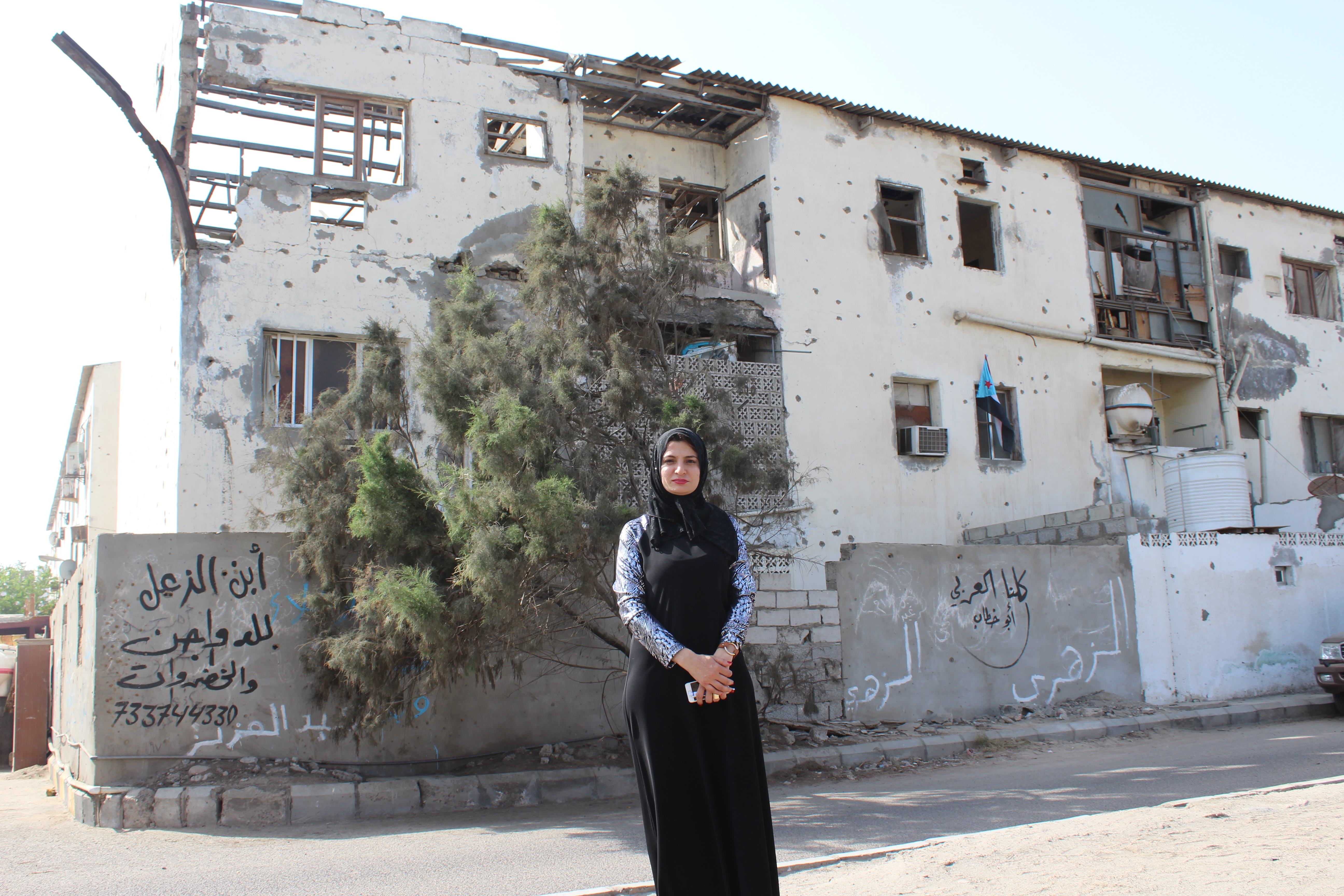 مازالت المبانى السكنية بخور مكسر تحمل آثارالقصف الحوثى  وقد هجرها الأهالى