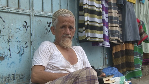 شيخ يمنى سلبه الحوثى منزله ولم لم يعد له سوى دكان صغير بالسوق الشعبية