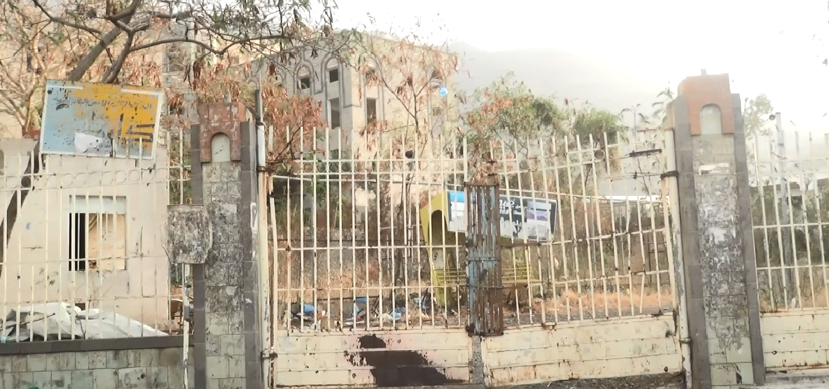 مبنى كلية الآداب فى تعز بعد هجوم الحوثى