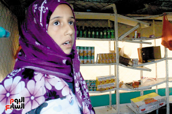 الطفلة سهام تبيع الحلوى بداخل المخيم
