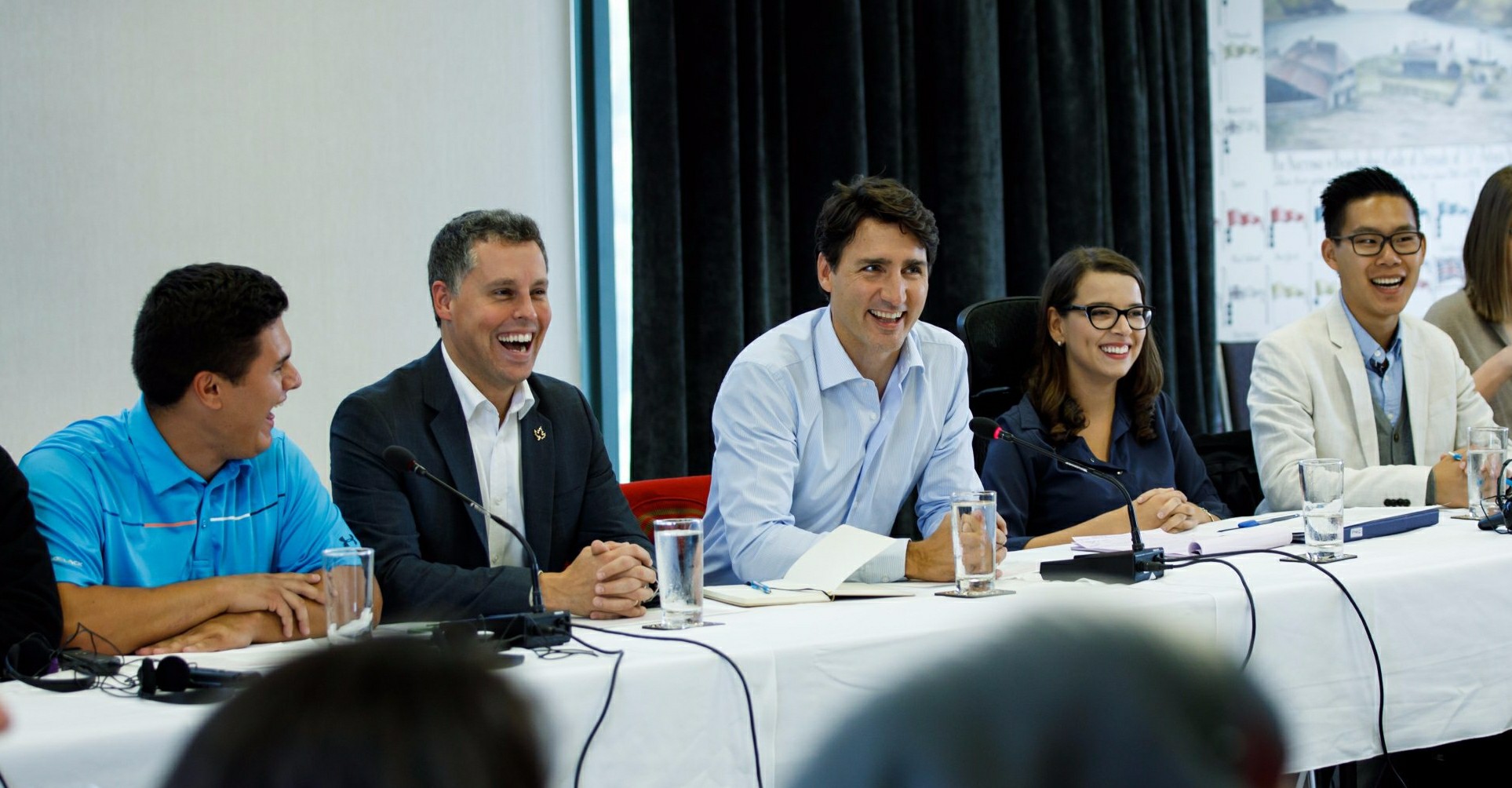 الشاب الكندي كريس زو إلى جانب رئيس الوزراء الكندى ترودو