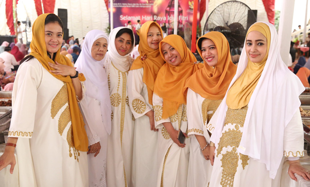 Members of Indonesian community in Cairo pose for a picture duriing the celebration of Eid al-Fitr at the embassy in Cairo - press photo