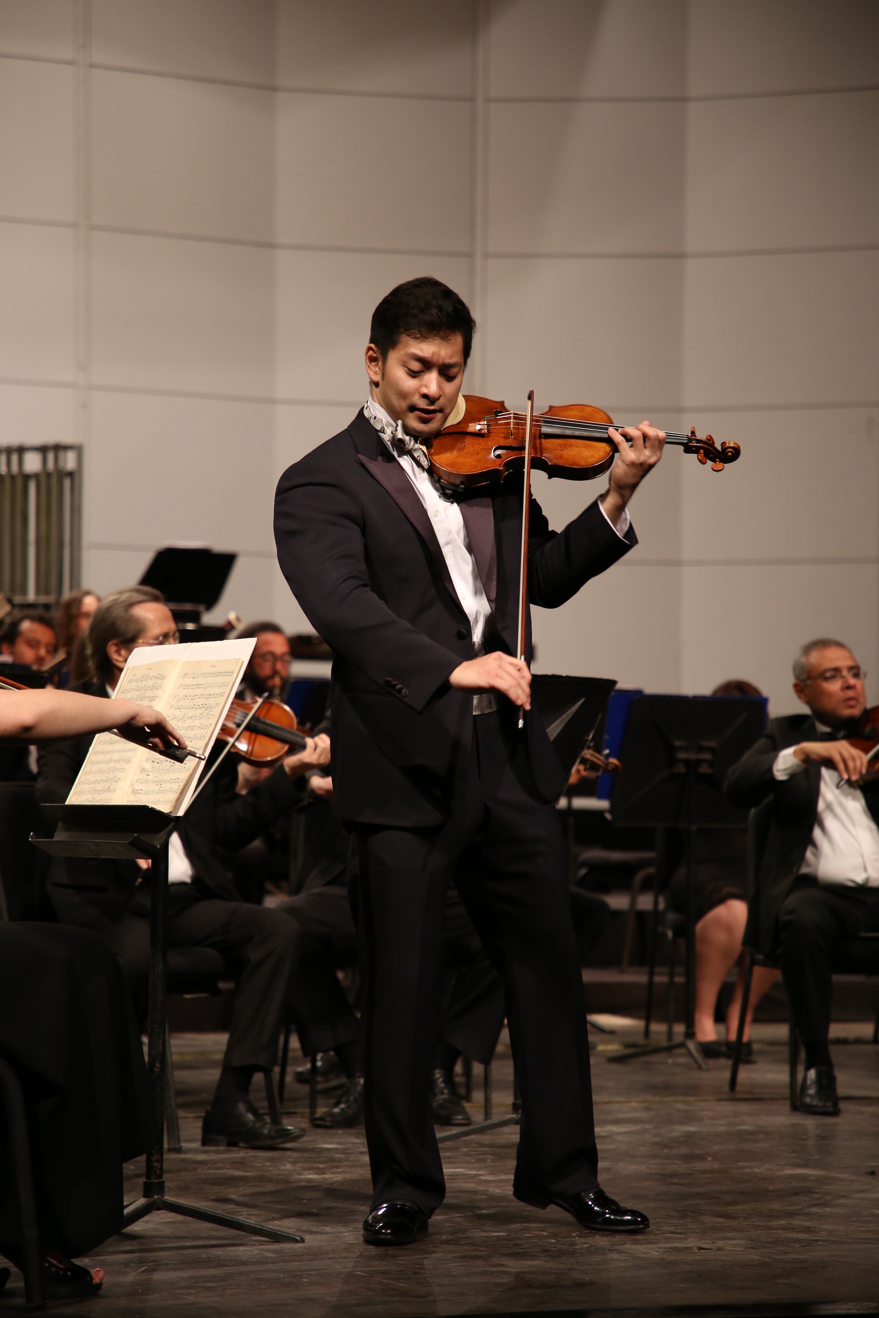 عازف الكمان الأمريكى اليابانى ريو جوتو خلال الحفل - تصوير نورهان مجدي