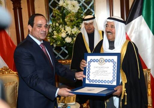 President Sisi recieving Mubarak Al-Kabeer Necklace