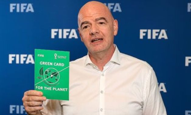 رئيس FIFA يُظهر البطاقة الخضراء للكوكب